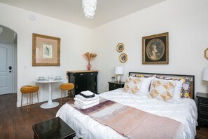 Room - Amazing studio with AC in vibrant Los Angeles (Los Angeles)