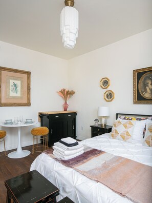 Room - Amazing studio with AC in vibrant Los Angeles (Los Angeles)