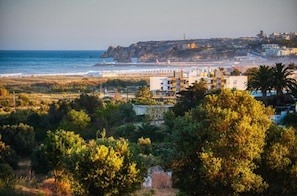 A coastal town with buildings, a beach, and cliffs. - Studio apartment with pool Meia Praia beach, Lagos (Abardeira)