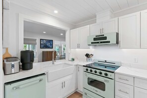 Fridge, microwave, oven, stovetop - Tranquility At Deer Run (St. Simons Island)