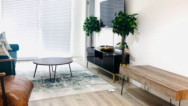Ein modernes Wohnzimmer mit Sofa, Couchtisch und Sitzbank.
