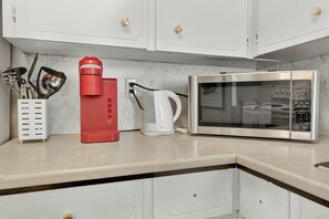 Private kitchen - Kitsilano 2 BDR Top Floor Retreat - SUNSETS + BEACH WALKS (Vancouver)