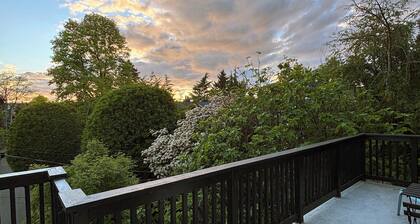 Kitsilano 2 BDR Top Floor Retreat - SUNSETS + BEACH WALKS