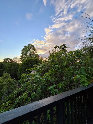 Property grounds - Kitsilano 2 BDR Top Floor Retreat - SUNSETS + BEACH WALKS (Vancouver)