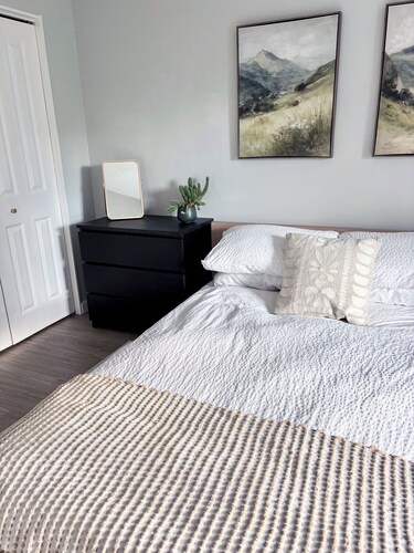Kitsilano 2 BDR Top Floor Retreat - SUNSETS + BEACH WALKS