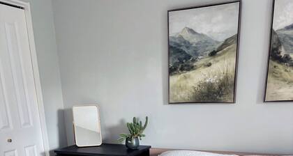 Kitsilano 2 BDR Top Floor Retreat - SUNSETS + BEACH WALKS