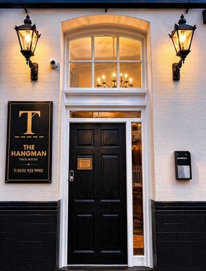 Exterior detail - Inviting a Double Room for Business or Leisure (Liverpool)