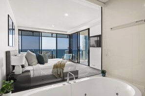 3 bedrooms, iron/ironing board, WiFi, bed sheets - Circle on Cavill Ocean & River Views (Surfers Paradise)