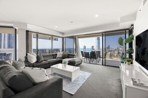 TV - Circle on Cavill Ocean & River Views (Surfers Paradise)