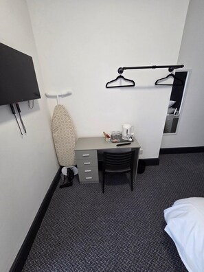 Room - Comfortable Double Room with Private Bathroom (Liverpool)