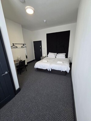 Room - Comfortable Double Room with Private Bathroom (Liverpool)