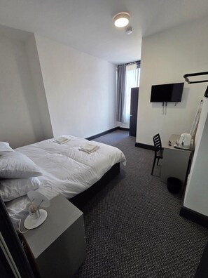 Room - Comfortable Double Room with Private Bathroom (Liverpool)