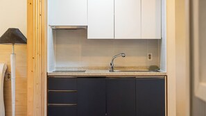 Basic Room, 1 Bedroom (Main A202 (Lake View, Private BBQ))