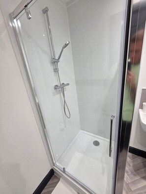 Douche, sèche-cheveux, serviettes fournies
