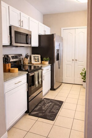 Private kitchen - Stylish 1BR Retreat Pull-Out Couch  1.5 Baths in Farmers Branch (Farmers Branch)