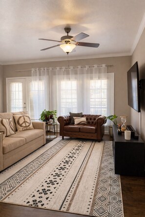Living area - Stylish 1BR Retreat Pull-Out Couch  1.5 Baths in Farmers Branch (Farmers Branch)