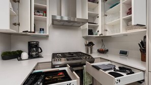 冷蔵庫、電子レンジ、コンロ、食器洗い機