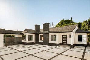 A modern two-story house with a covered patio area. - Executive 4BR/4BA Home Near Universal Studios (Los Angeles County)