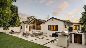 A modern house with a patio, outdoor seating, and a barbecue area. - Executive 4BR/4BA Home Near Universal Studios (Los Angeles County)