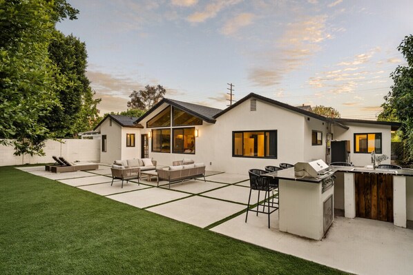 A modern house with a patio, outdoor seating, and a barbecue area. - Executive 4BR/4BA Home Near Universal Studios (Los Angeles County)