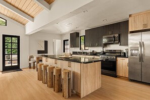 Private kitchen - Executive 4BR/4BA Home Near Universal Studios (Los Angeles County)