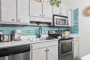 Private kitchen - Beachside PCB Bungalow • Steps to Beach • King Bed • Sleeps 8 • Pet-Friendly (Panama City Beach)