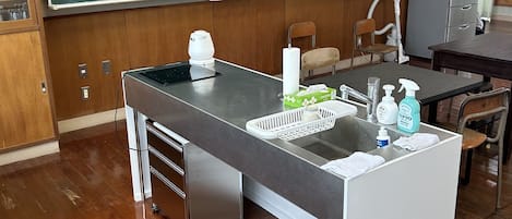 Refrigerador con congelador, microondas y parrilla de estufa