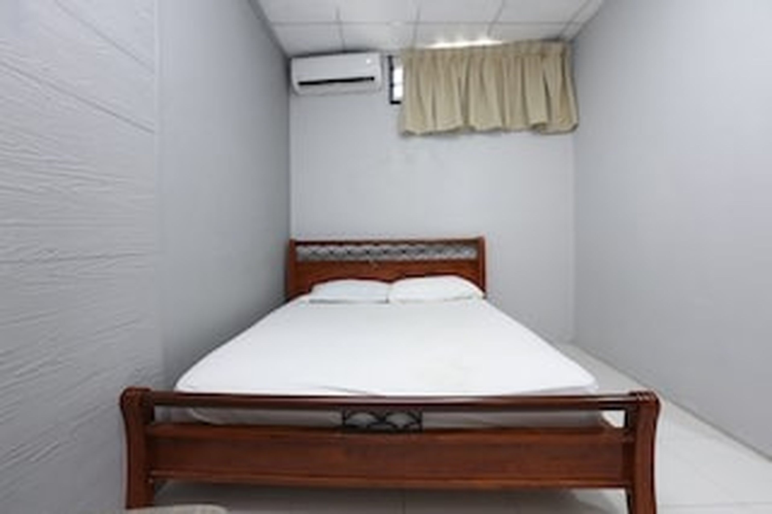 Escritorio, tabla de planchar con plancha, wifi gratis y ropa de cama 