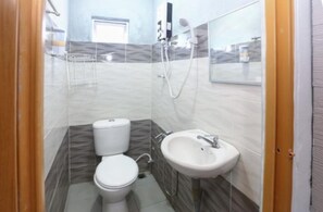 Standard Double Room | Bathroom | Shower, rainfall showerhead, free toiletries, bidet - Hotel O D'noor (Kota Bharu)