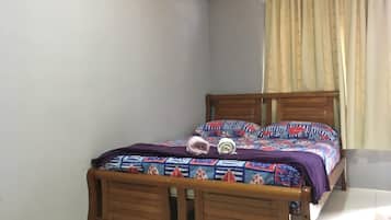 Escritorio, tabla de planchar con plancha, wifi gratis y ropa de cama