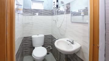 Shower, rainfall showerhead, free toiletries, bidet