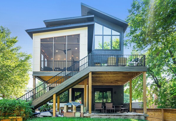 A modern two-story house with a balcony, a staircase, and a patio area. - 5 Bdr/5ba Luxury new build near downtown and walkable to bars and restaurants (Kansas City)