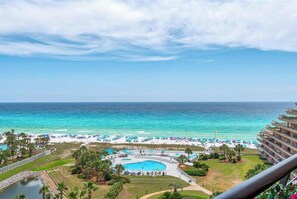 Ein Resort mit Pool, Strand und Meerblick.