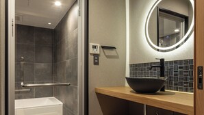 Tripla Premium, vista città | Bagno | Vasca e doccia separate, pantofole