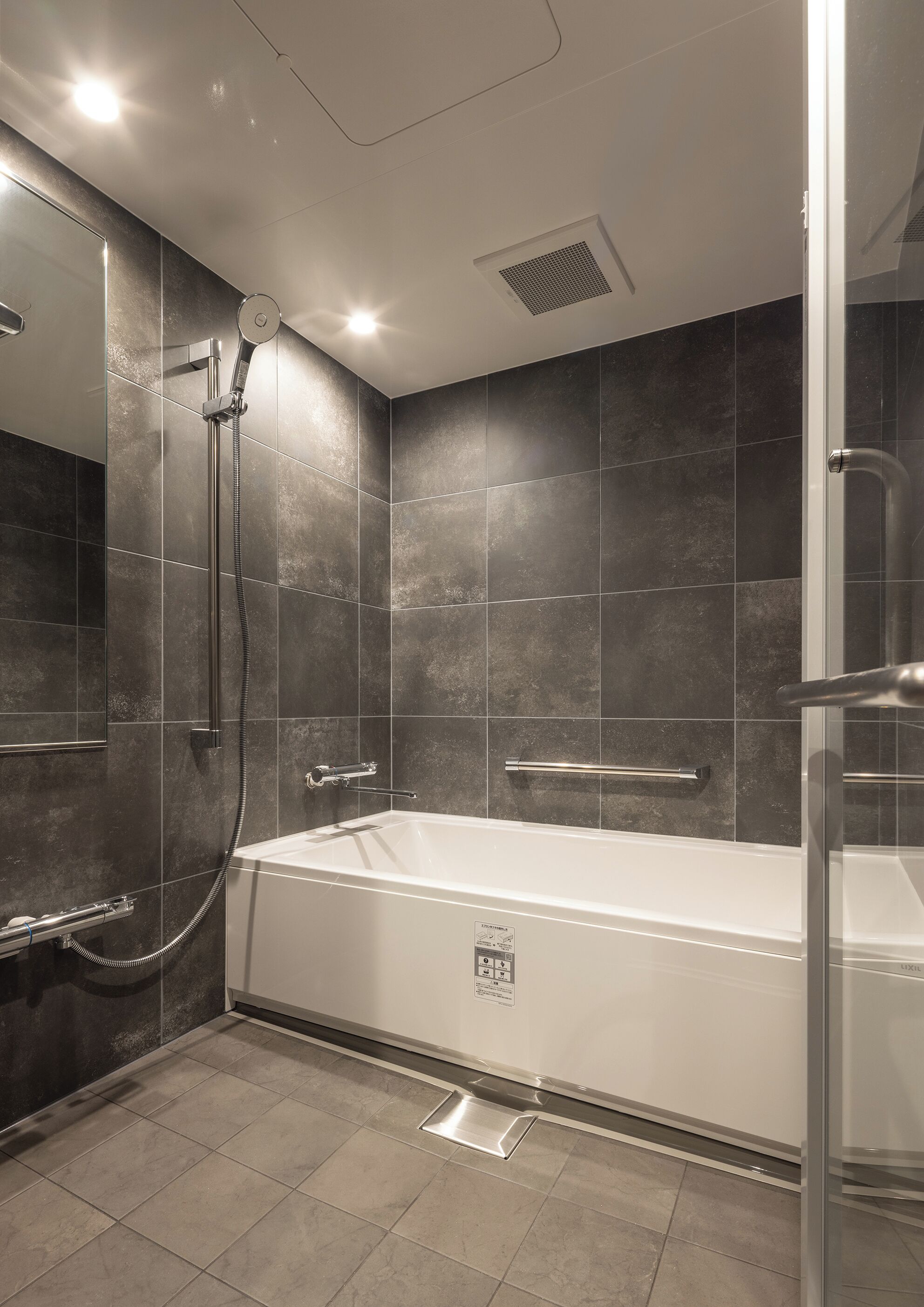 Bañera y ducha independientes, pantuflas