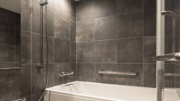 Bañera y ducha independientes, pantuflas
