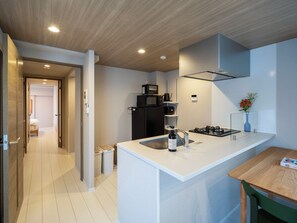 Premier Family One-Bedroom Apartment | Blackout drapes, iron/ironing board, free WiFi, bed sheets