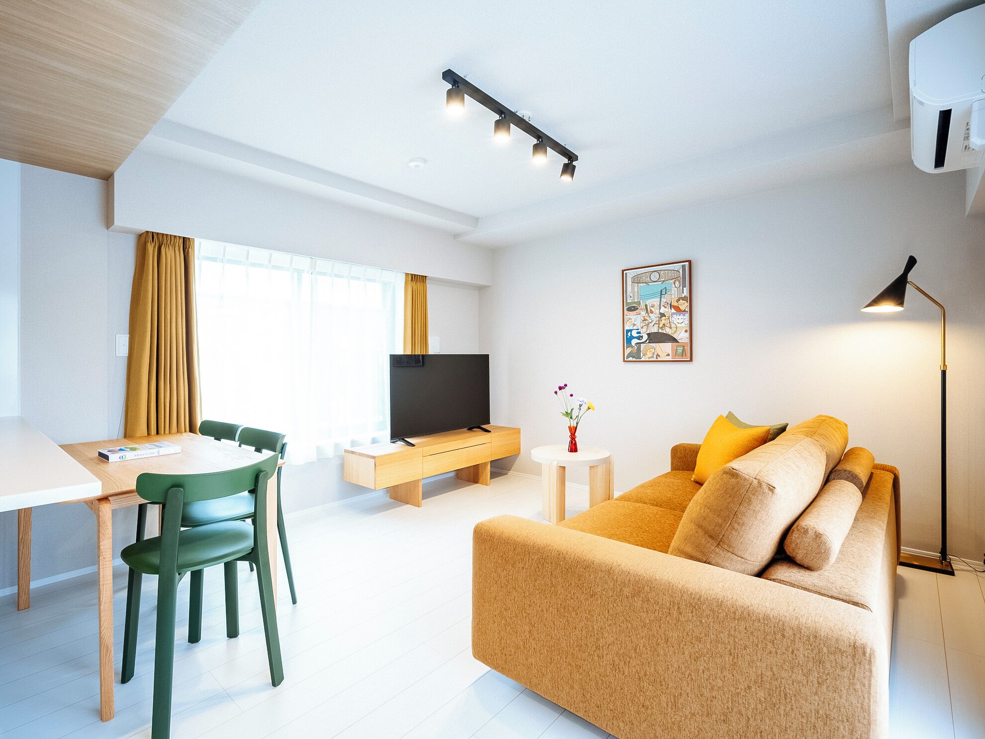 Appartement « Premier », non-fumeurs, balcon (501) | Coin séjour | TV connectée de 50 pouces avec chaînes par satellite