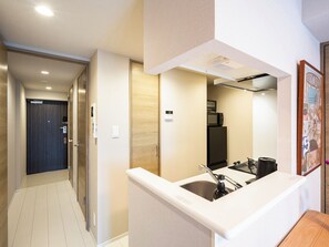 Departamento Premier, para no fumadores (202) | Cocina privada | Refrigerador con congelador, microondas y parrilla de estufa 