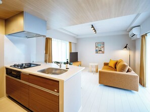 Appartement « Premier », non-fumeurs, balcon (501) | Coin séjour | TV connectée de 50 pouces avec chaînes par satellite