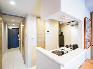 Appartement « Premier », non-fumeurs (202) | Cuisine privée | Grand réfrigérateur, micro-ondes, plaque de cuisson