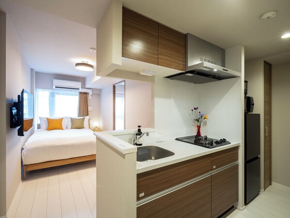 Deluxe Studio Apartment | Blackout drapes, iron/ironing board, free WiFi, bed sheets