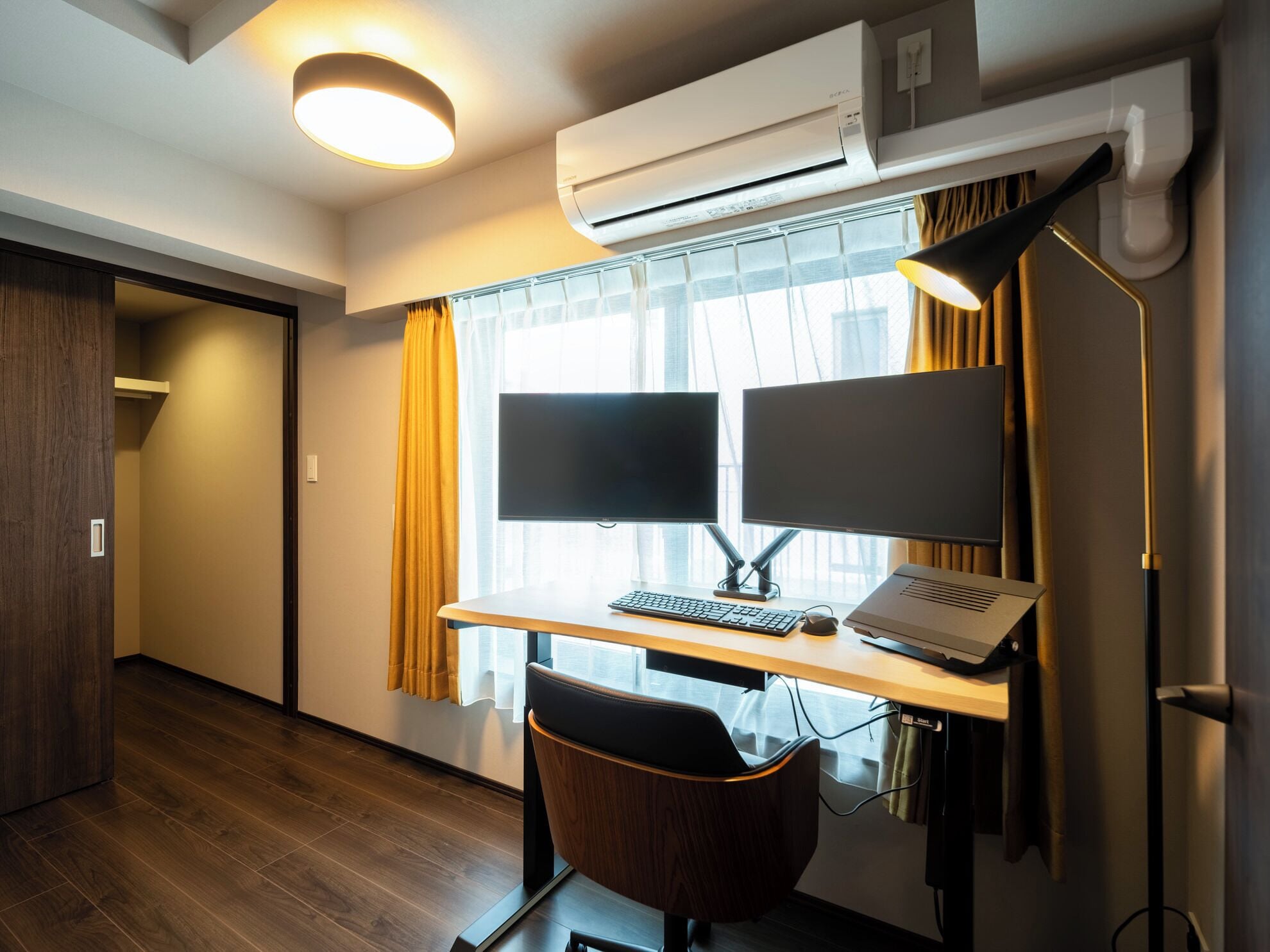 Business Suite | Blackout drapes, iron/ironing board, free WiFi, bed sheets