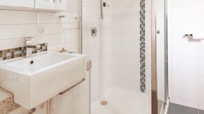 Shower, hair dryer, towels - Jasandro Ivanhoe Base 17 (Ivanhoe)