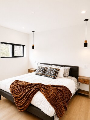 Iron/ironing board, free WiFi, bed sheets - New Build 3 Brms Kitslano Retreat (air-conditioned) (Vancouver)