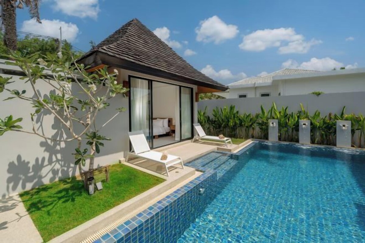 Ein modernes Haus mit Swimmingpool, überdachter Terrasse und Blick auf den Himmel.