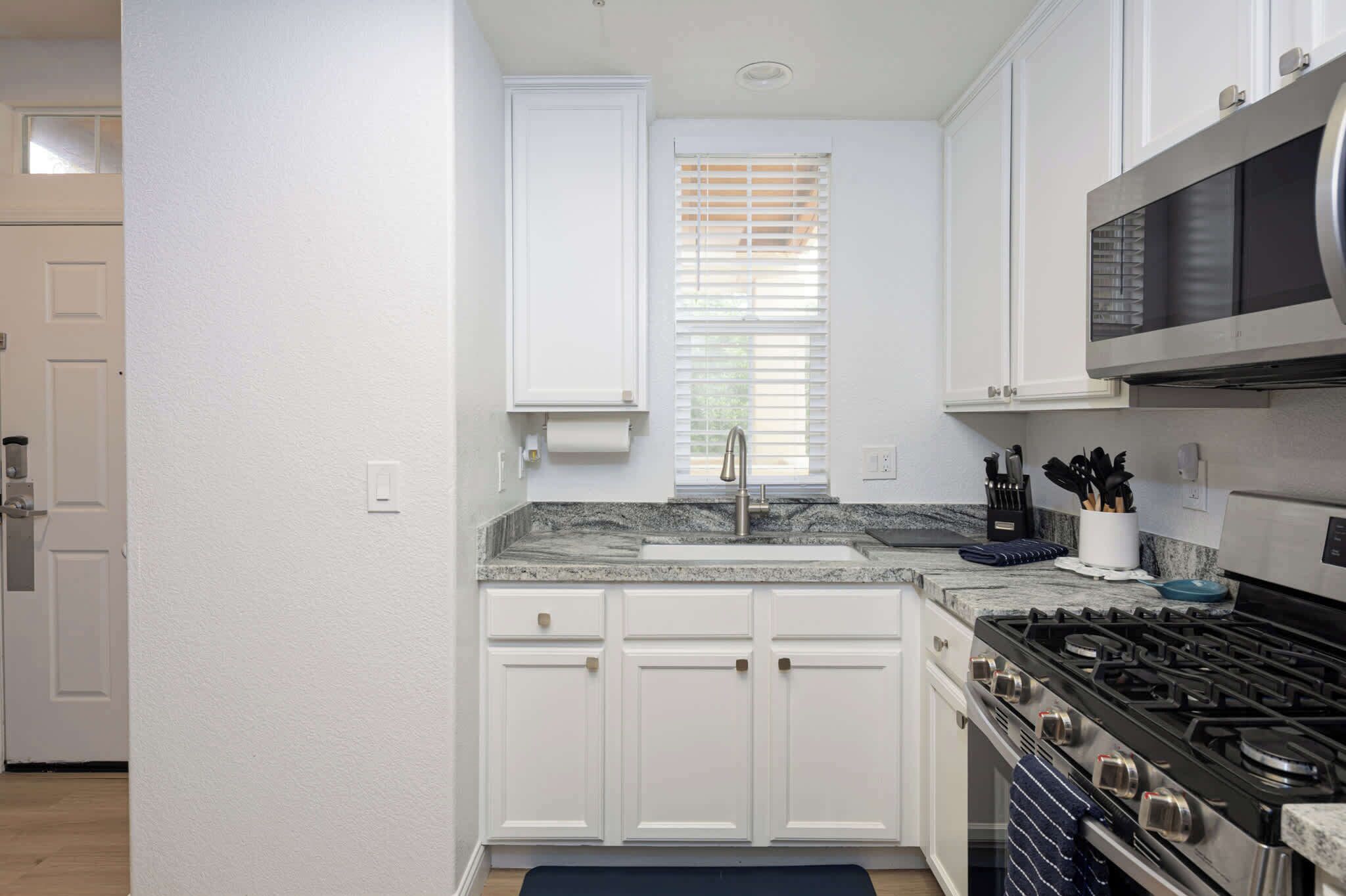 Coffee/tea maker, fridge, microwave, oven