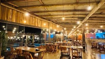 Khu ẩm thực ngoài trời
