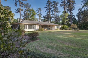 Exterior - Serene 3-bedroom house on 3 acres in charming Gainesville (Gainesville)