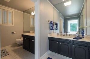 Bathroom - Serene 3-bedroom house on 3 acres in charming Gainesville (Gainesville)